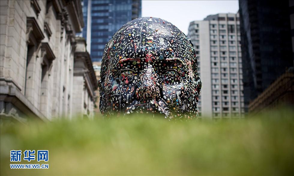 11 июня возле художественной галереи Ванкувера (Канада) представлена скульптура Дугласа Куперена. Он предлагает посетителям приклеивать жевательную резинку к своему произведению. AP/Reuters