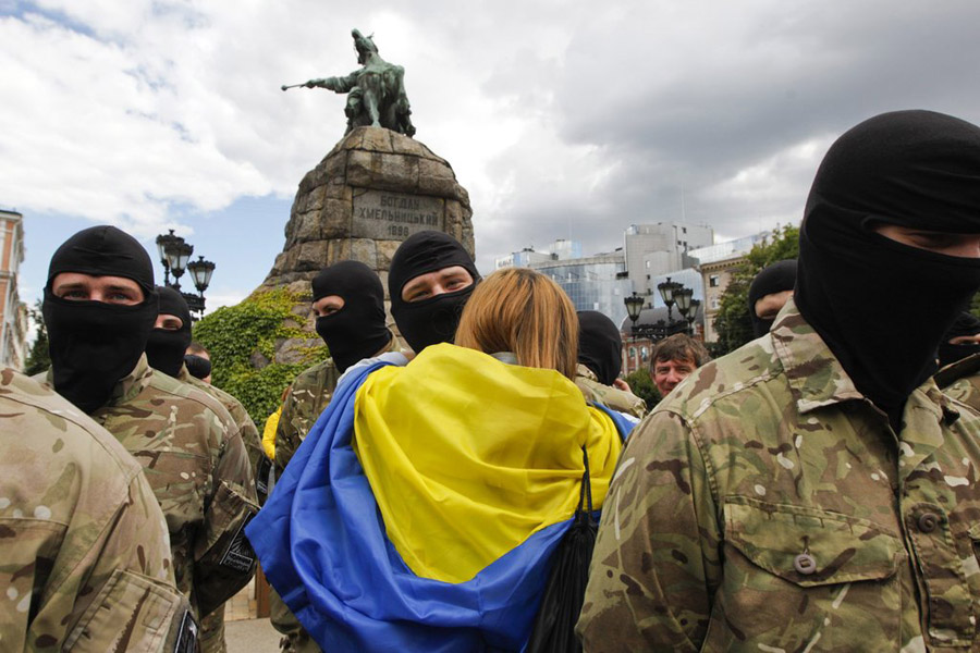 Присяга и прощание: Из Киева на восток страны отправились новые добровольцы батальона ?Азов?