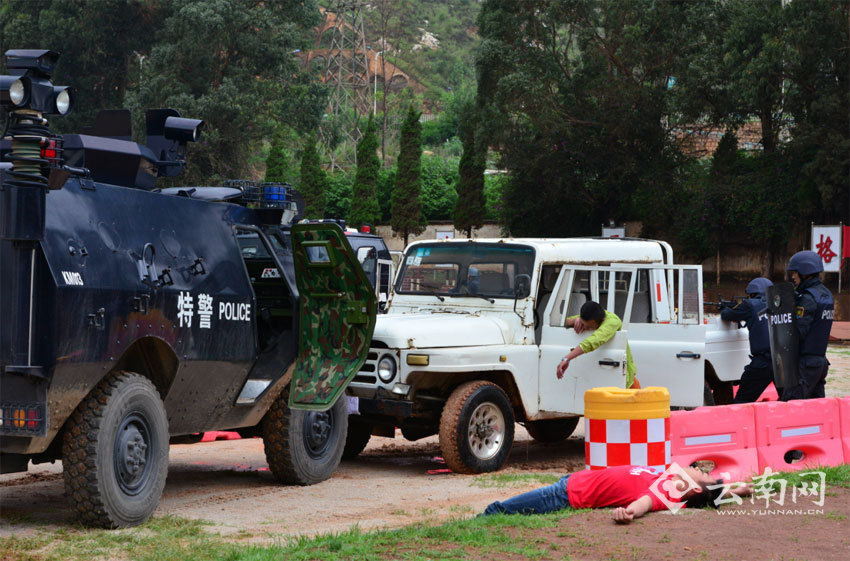 В провинции Юньнань прошли антитеррористические учения под кодовым названием ?Железный кулак?
