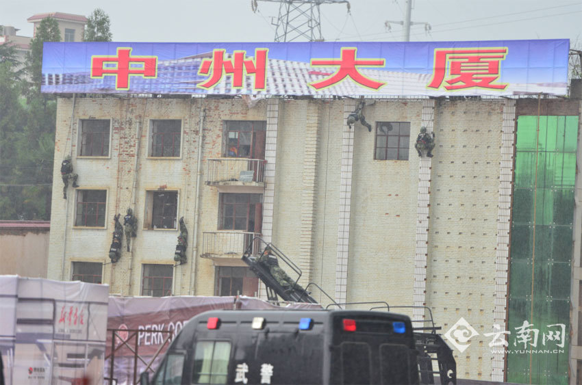 В провинции Юньнань прошли антитеррористические учения под кодовым названием ?Железный кулак?