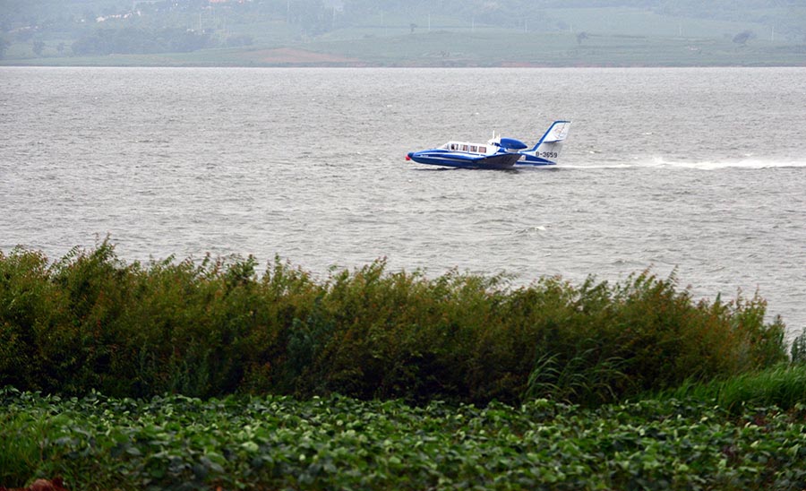 Российский самолет-амфибия Бе-103 проходит испытательные полеты в аэропорту Факу г.Шэньяна