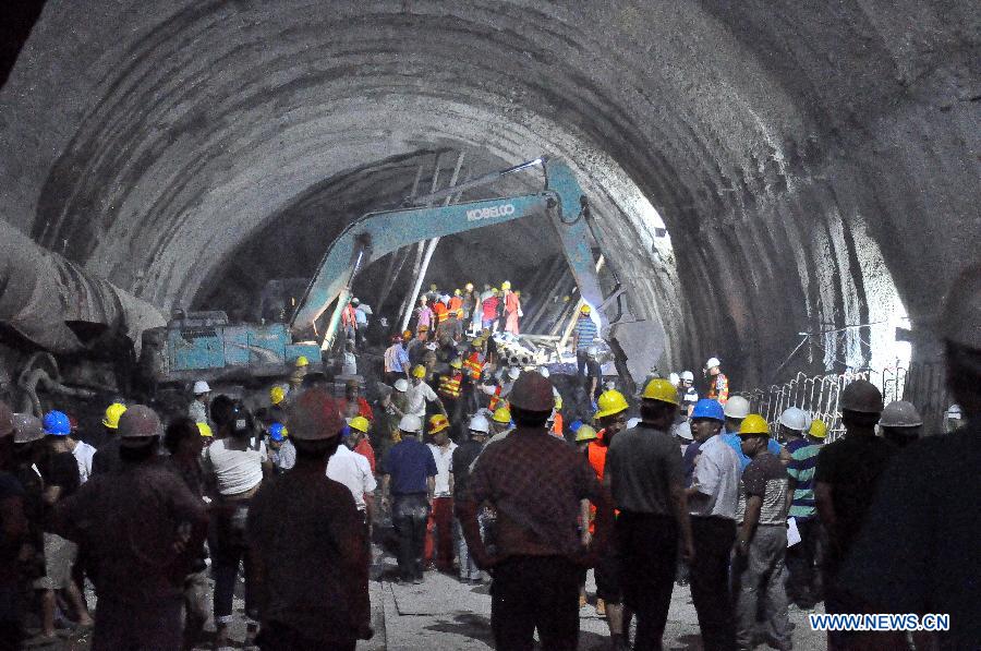 На месте обрушения туннеля в провинции Юньнань продолжаются спасательные работы