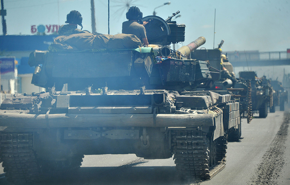 П. Порошенко приказал прекратить огонь в радиусе 40 км от места падения малайзийского самолета