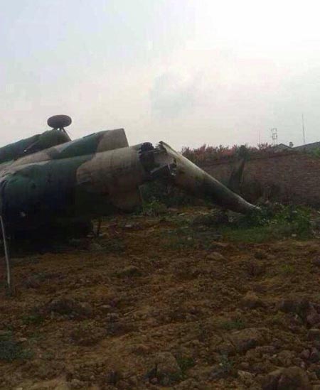 Военный вертолет упал на поле, 5 человек получили ранения