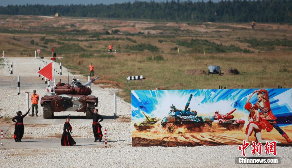 Китайская команда участвует в чемпионате мира по танковому биатлону- 2014