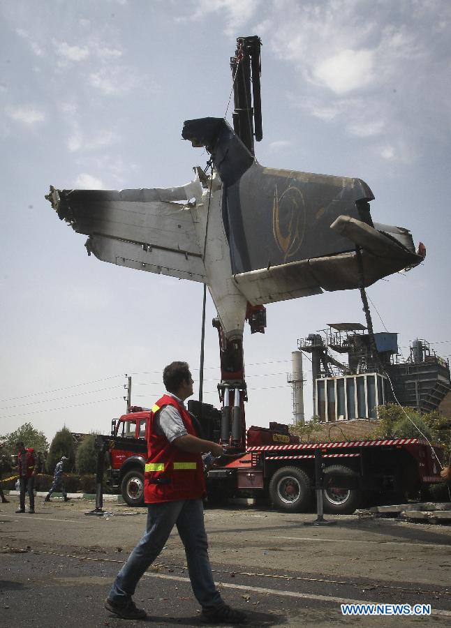 В Тегеране разбился самолет, по меньшей мере 40 человек погибли