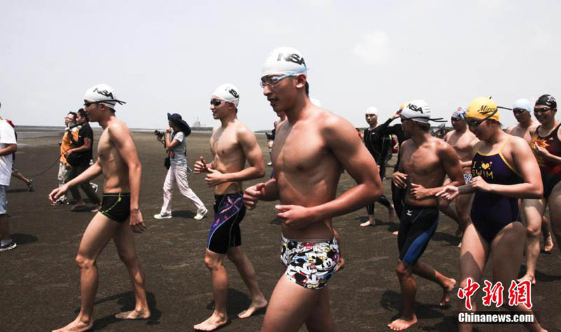 14 смельчаков переплывают Тайваньский пролив