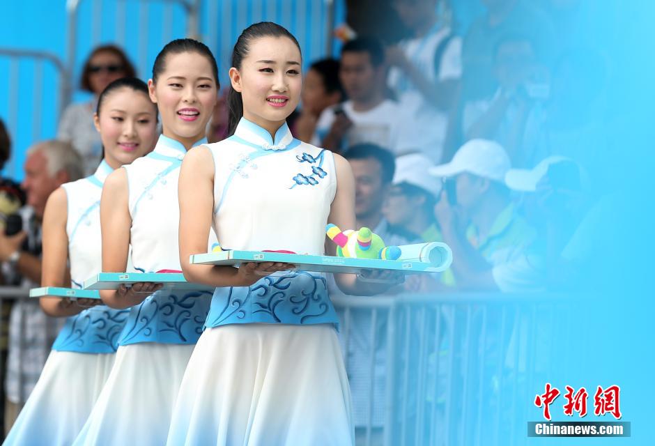 Волонтеры на юношеских Олимпийских играх в костюмах сине-белой ?фарфоровой? расцветки 