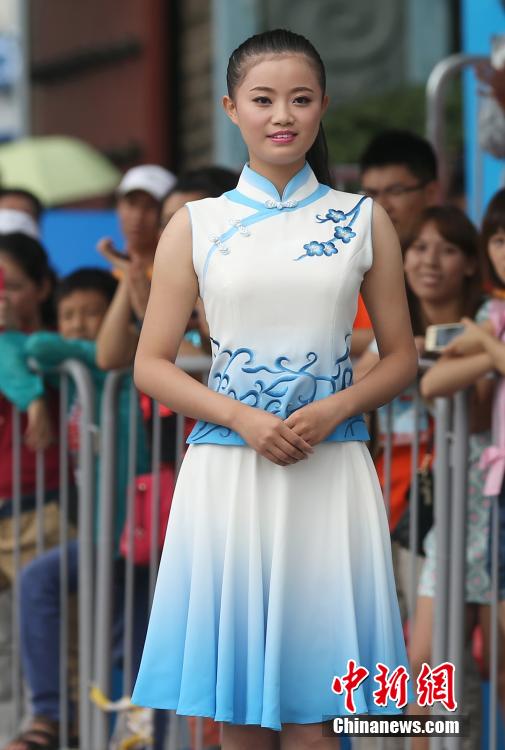 Волонтеры на юношеских Олимпийских играх в костюмах сине-белой ?фарфоровой? расцветки 