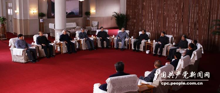 Кадры из телевизионной драмы ?Дэн Сяопин в поворотный момент истории Китая?