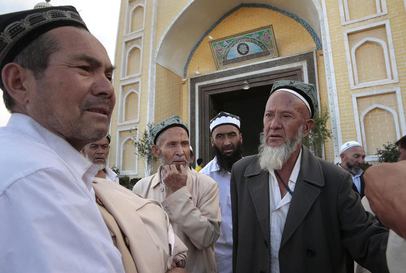 Люди собрались перед мечетью Ид Ках в Кашгаре.