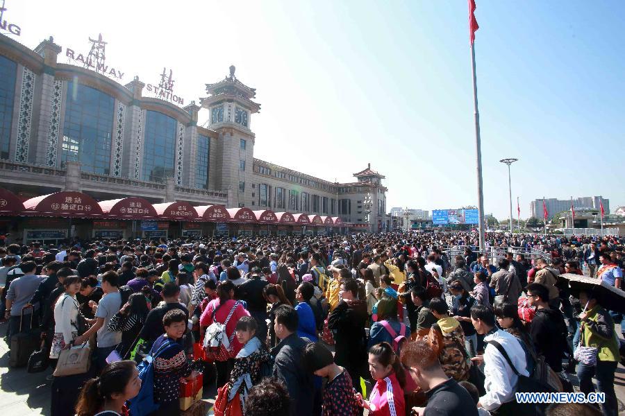 В Китае отмечен пик пассажирских перевозок в связи с окончанием каникул по случаю Национального праздника