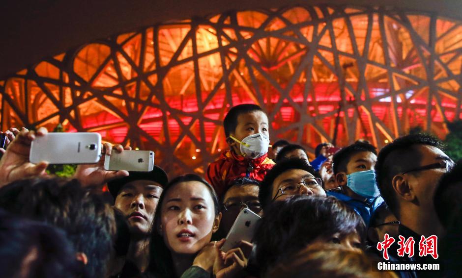 Гигантская ?Лошадь-дракон? из Франции выступила с ?заключительным сражением? около олимпийского стадиона в Пекине