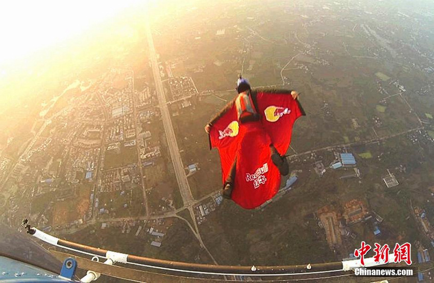 ?Первый летающий человек в Азии? продемонстрировал летное шоу на низкой высоте