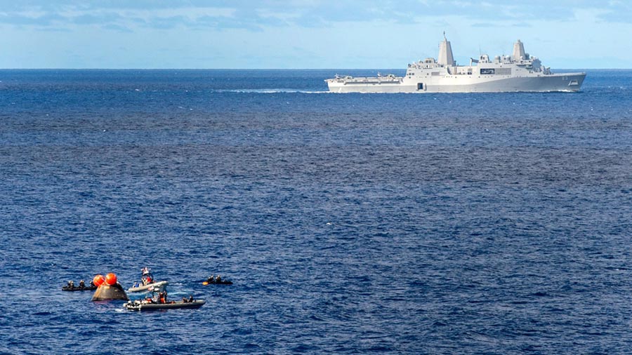 Военный корабль ВМС США осуществил транспортировку космического аппарата ?Орион?