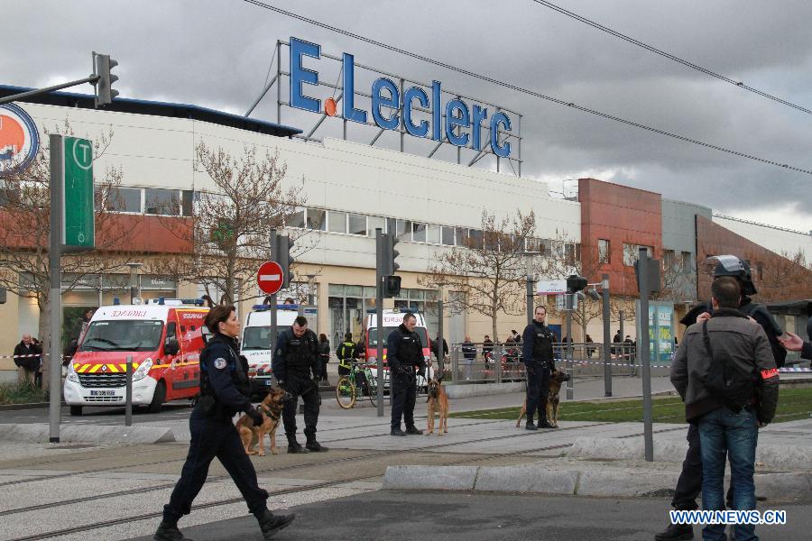 Захвативший заложников на почте в пригороде Парижа сдался властям