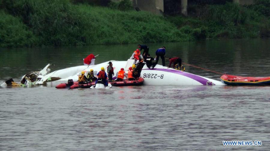 Самолет авиакомпании TransAsia Airways упал в реку