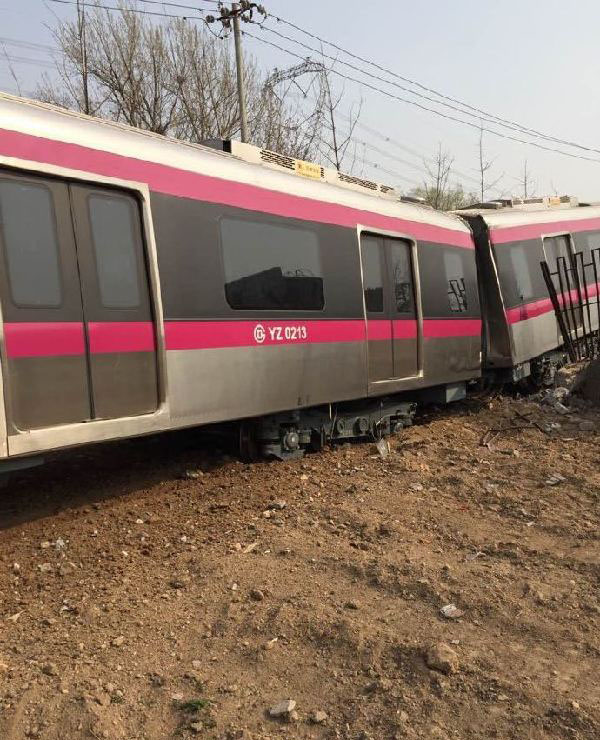 Тестовый поезд на линии Ичжуан в Пекине сошел с рельсов