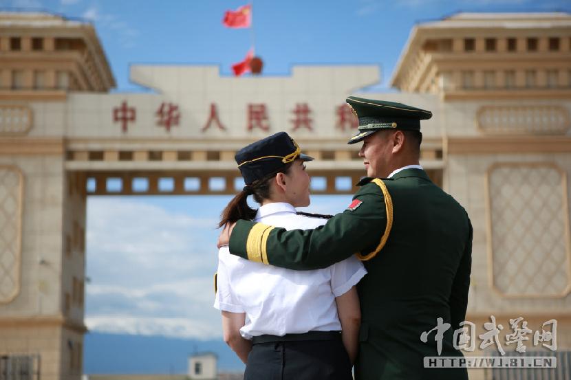 На границе Китая и Казахстана сотрудники вооруженной полиции сыграли романтическую свадьбу