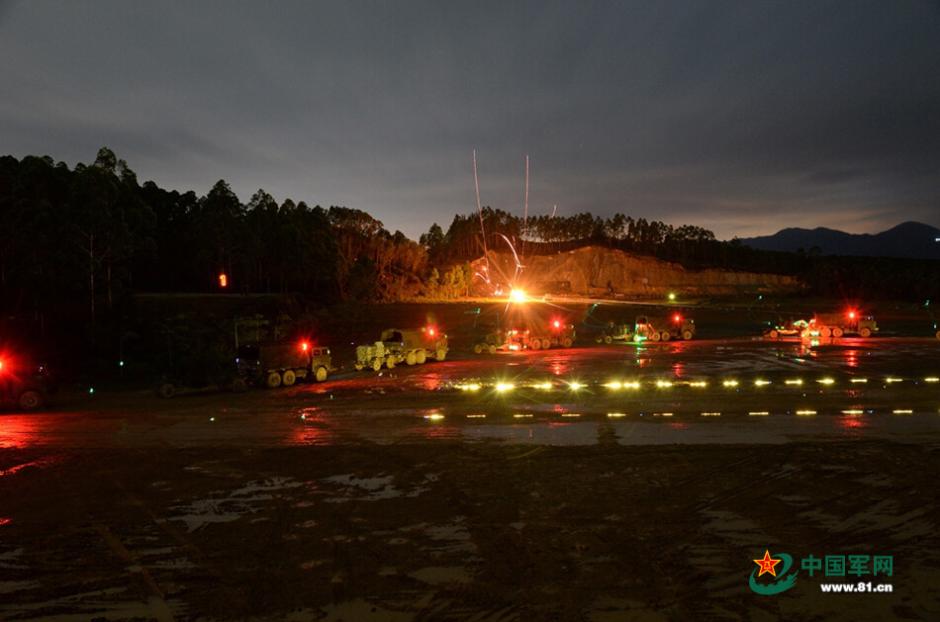 В провинции Гуандун начальники и советники НОАК наблюдали за ночными учениями
