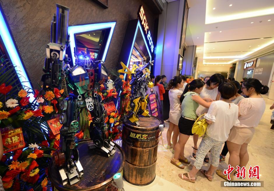 В ресторане города Чанша клиентов обслуживают роботы