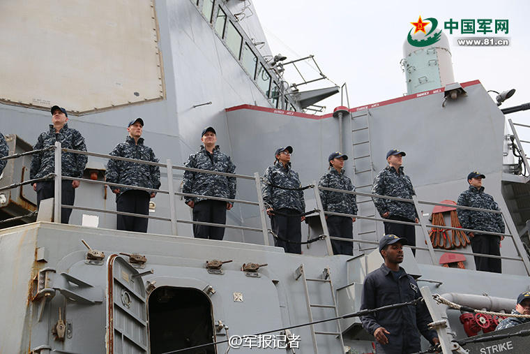Моряки ВМС США прибыли в порт Циндао в зимних куртках 