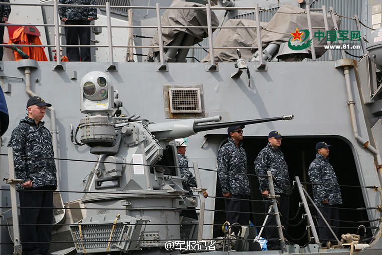 Моряки ВМС США прибыли в порт Циндао в зимних куртках 