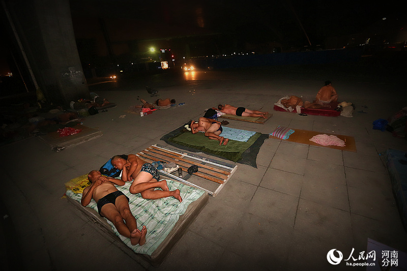 Рабочие-крестьяне, спящие на улицах Чжэнчжоу