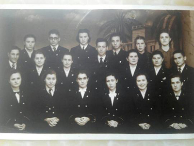 80-летняя русская пожилая женщина ищет своего китайского однокашника, которого не видела 60 лет