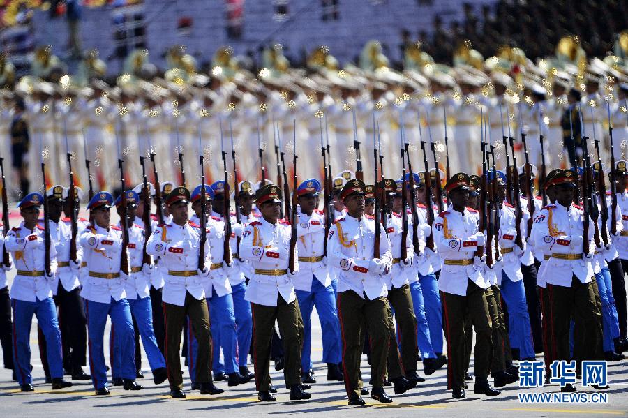 Через площадь Тяньаньмэнь проходят делегации зарубежных вооруженных сил