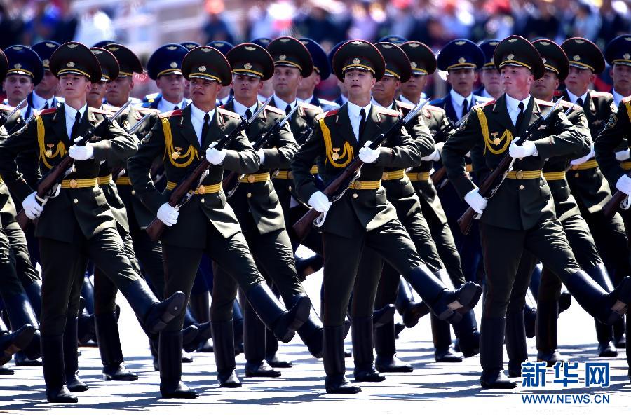 Через площадь Тяньаньмэнь проходят делегации зарубежных вооруженных сил