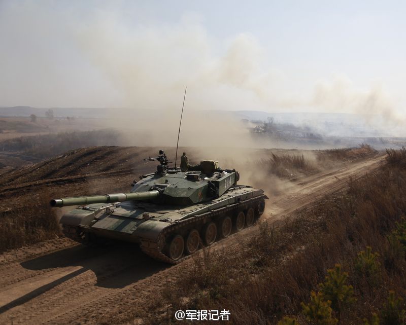 Новейший китайский танк принял участие в лесных военных учениях