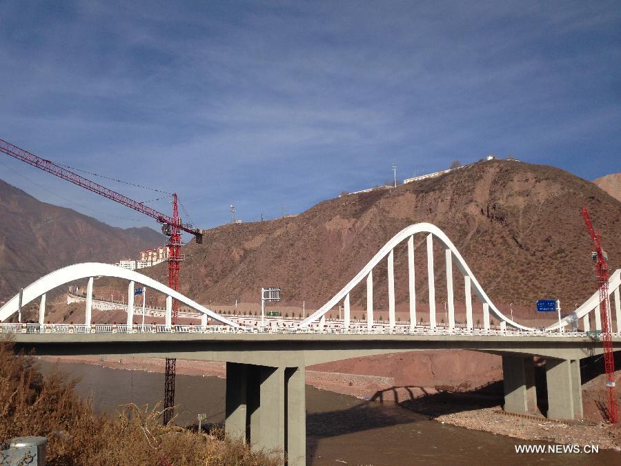 На востоке Тибета завершилось строительство важного транспортного моста через реку Ланьцанцзян
