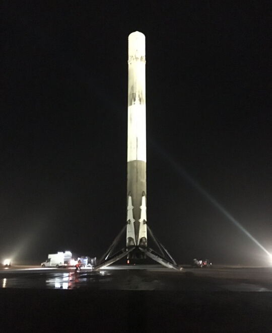 SpaceX впервые совершила успешную посадку первой ступени Falcon 9