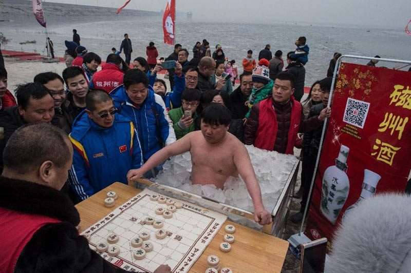 Китайский ?морж? сыграл шахматы сидя в ящике со льдом