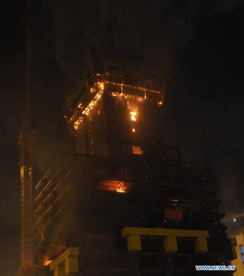 В многофункциональном комплексе "Абу-Даби Плаза" в Астане произошли взрывы газовых баллонов и пожар