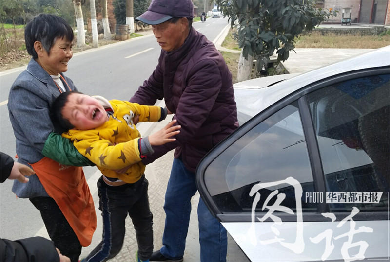 "Оставленный ребенок" рабочих-мигрантов: "Нельзя так со мной поступать!"