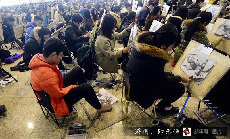 Юноша без рук мечтает о вступительных экзаменах в художественный вуз