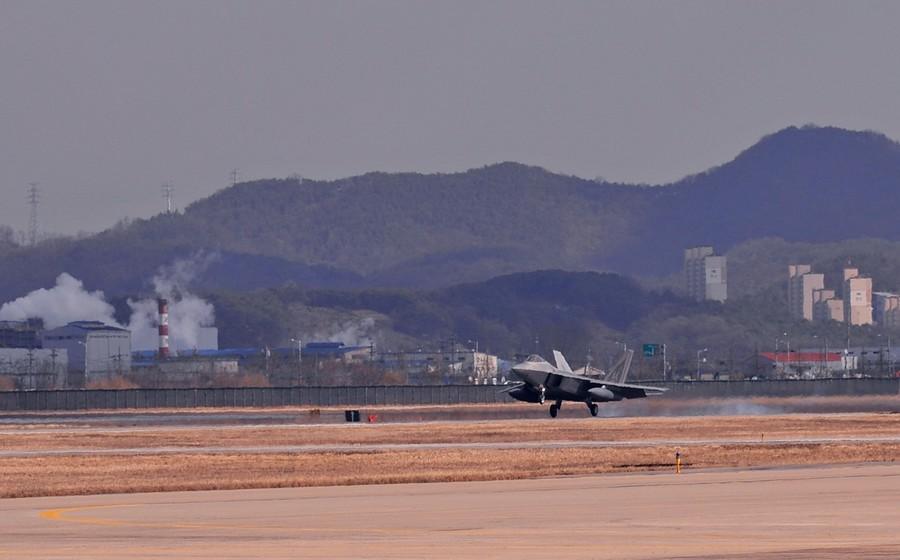 Американские истребители F-22 показали военную мощь в Южной Корее