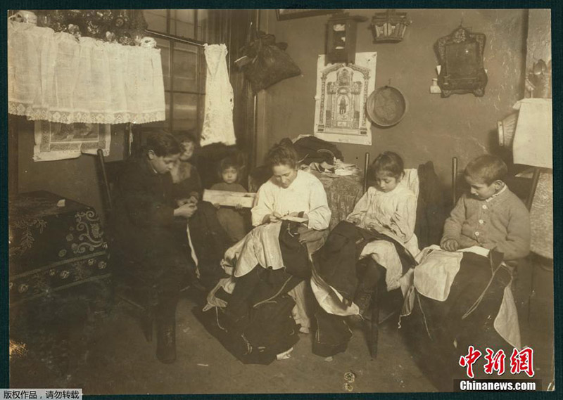 Начало 20 века, в Нью-Йорке три ребенка помогают матери шить одежду, чтобы заработать на жизнь.