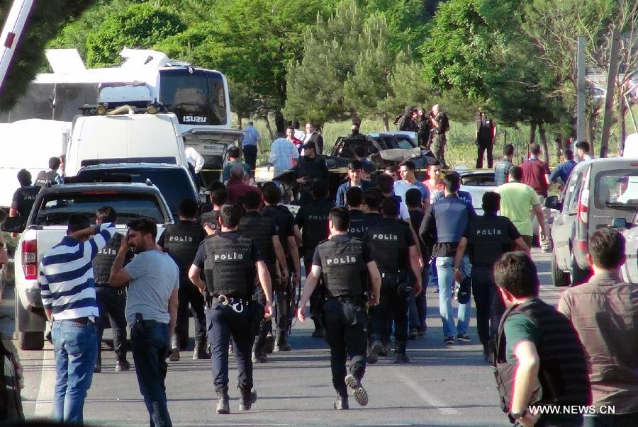 3 человека погибли и 45 получили ранения при взрыве заминированного автомобиля на юго-востоке Турции