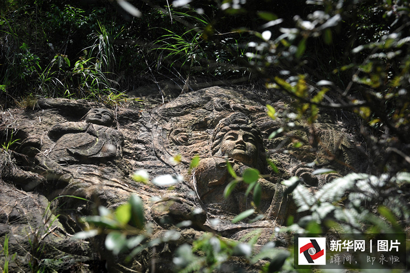 Каменные скульптуры в глубинах "Горы тысячи Будд"