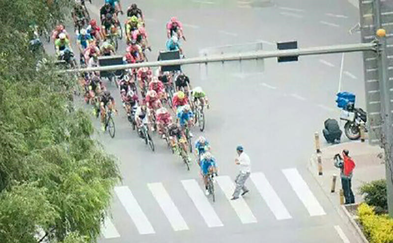 В Международной велогонке вокруг о. Цинхайху в велоколонну в поперечном направлении врезался пешеход