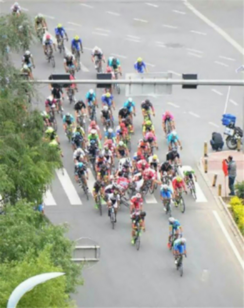 В Международной велогонке вокруг о. Цинхайху в велоколонну в поперечном направлении врезался пешеход