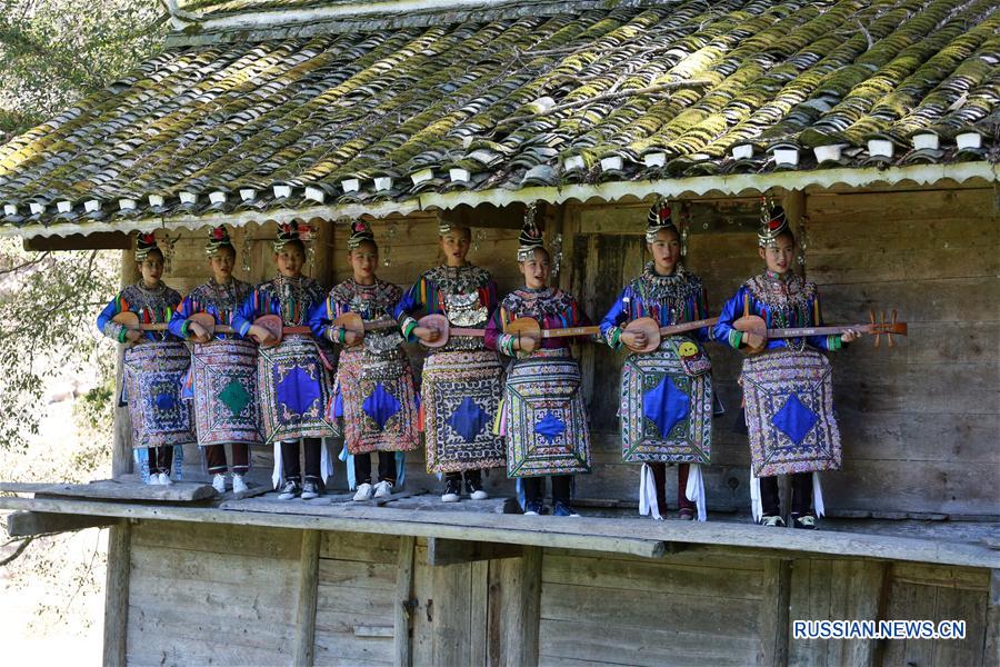 Фестиваль жареной рыбы в дунской деревне в провинции Гуйчжоу