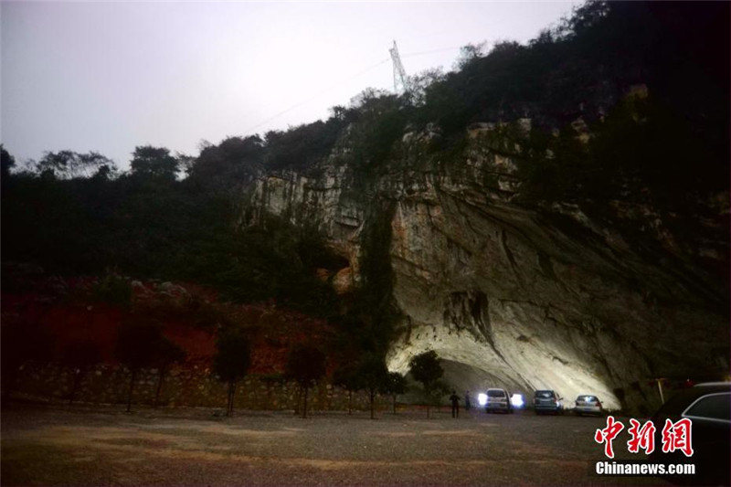 Хунаньский крестьянин открыл ресторан в пещере