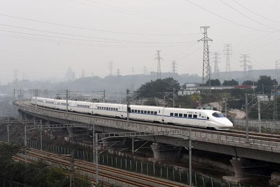 Открыто движение первой высокоскоростной железной дороги в районе водохранилища Санься
