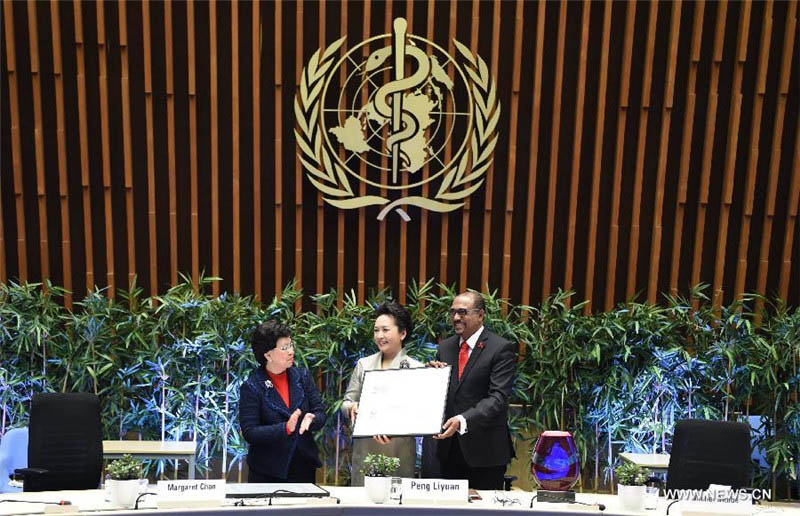 На церемонии в Женеве Пэн Лиюань была вручена награда и продлены ее полномочия посла доброй воли ВОЗ по вопросам профилактики туберкулеза и СПИДа