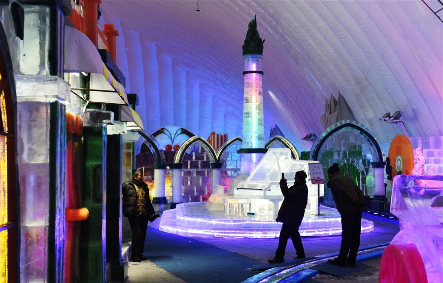 В Харбине открылся "Тематическо-развлекательный парк льда и снега под крышей"