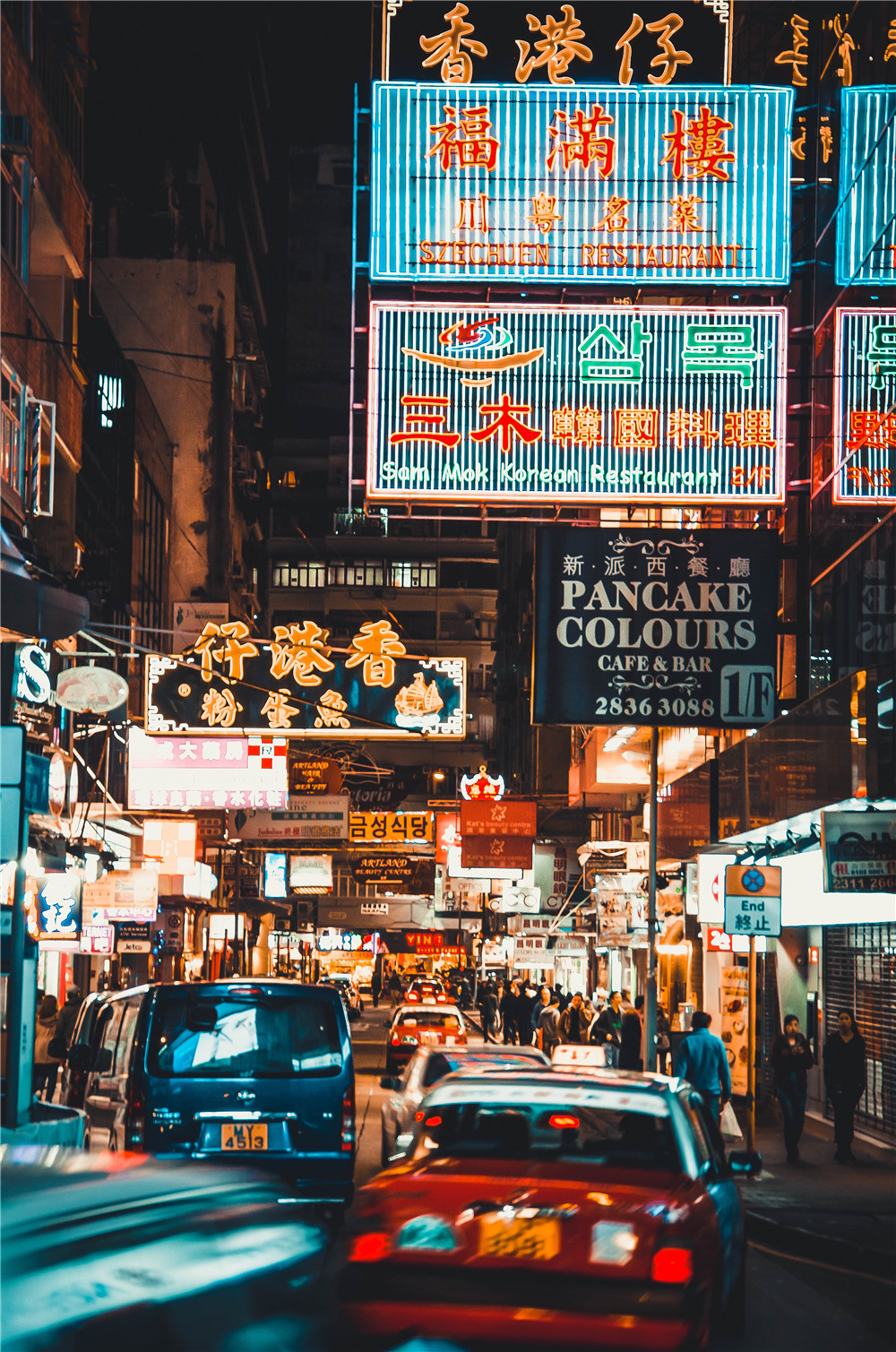 Ночные улица Гонконга.Дата съемки: февраль 2013 года.Место съемки: China, Hong Kong, Tsim Sha TsuiИменно такие улицы Гонконга лежат в сознании всех туристов, отправляющиеся в этот город. Это красные такси, на узких, но уютных улочках, куча неоновых вывесок, жизнь, не останавливающаяся не на секунду. Именно такой образ сложился у меня об этом городе, когда я посмотрел несколько художественных фильмов о Гонконге и постеры.